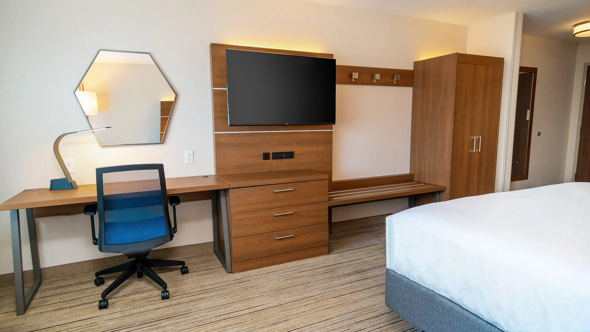 Holiday Inn Express & Suites - Las Vegas - E Tropicana By Ihg Hotel